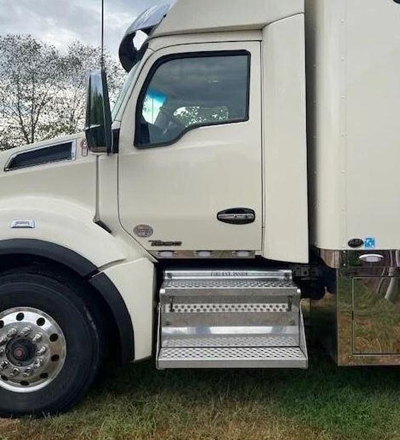 Used 2021 Kenworth T880