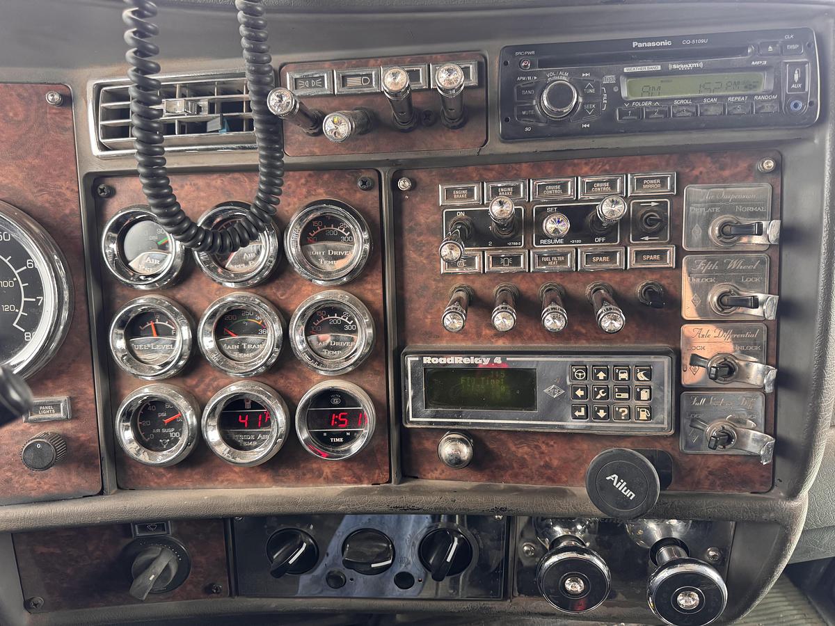 Used 2004 Kenworth T800 Conventional Sleeper Semi