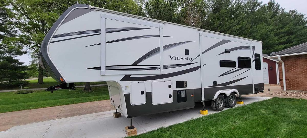 Used 2023 Vanleigh Vilano 320GK Fifth Wheel