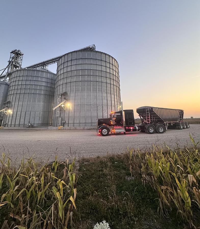 Used 2025 Kenworth W900 Sleeper Semi Truck 565 HP Cummins