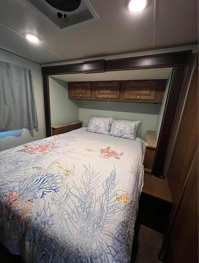 Used 2015 Coachmen Leprechaun 260DS