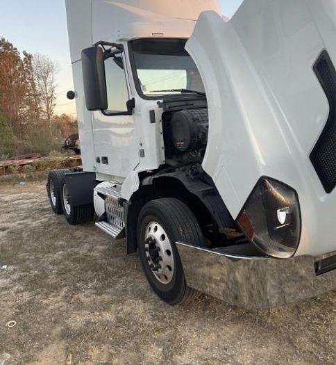 Used 2015 Volvo VNL64T300