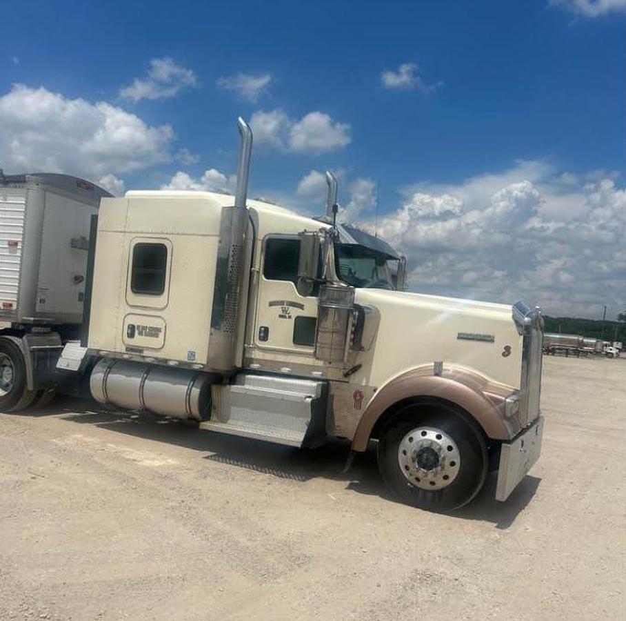 Used 2013 KENWORTH W900 Conventional Sleeper Semi