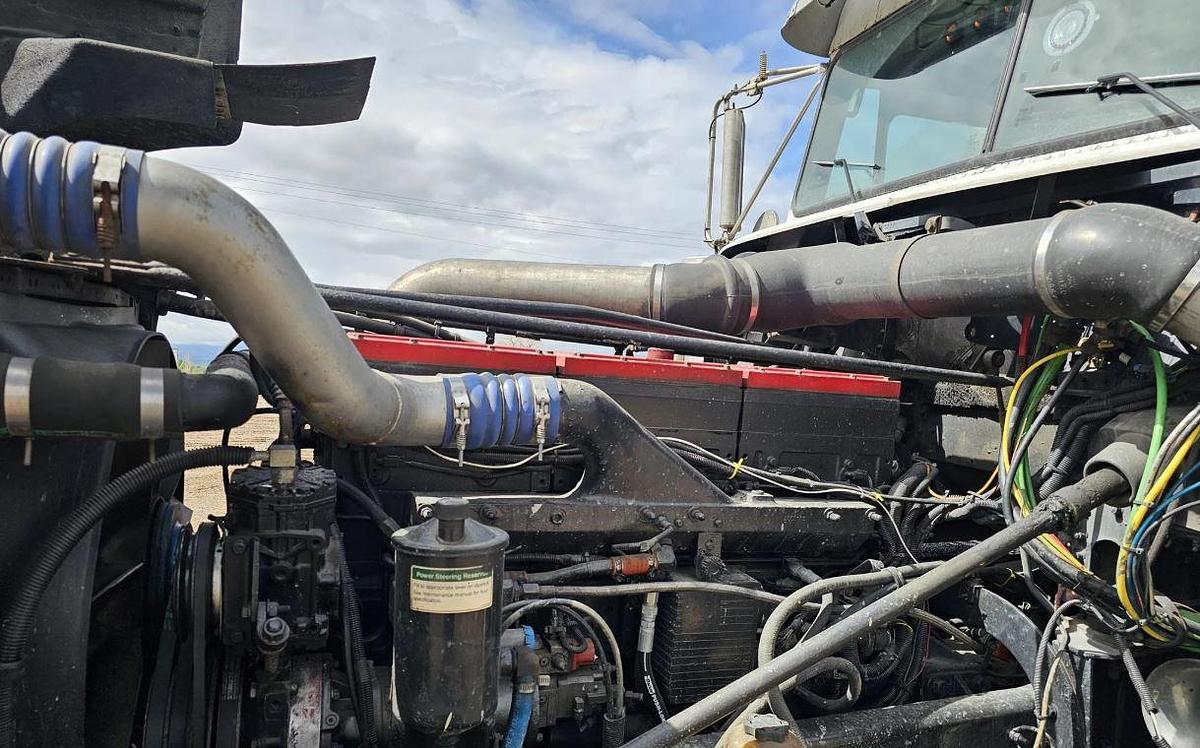 Used 2001 FREIGHTLINER FLD120 CLASSIC Conventional Sleeper Semi