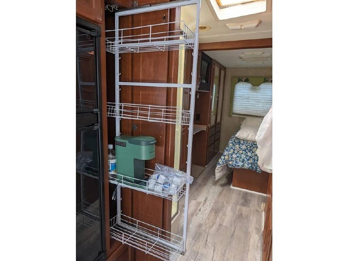 Used 2006 Fourwinds Hurricane 33H