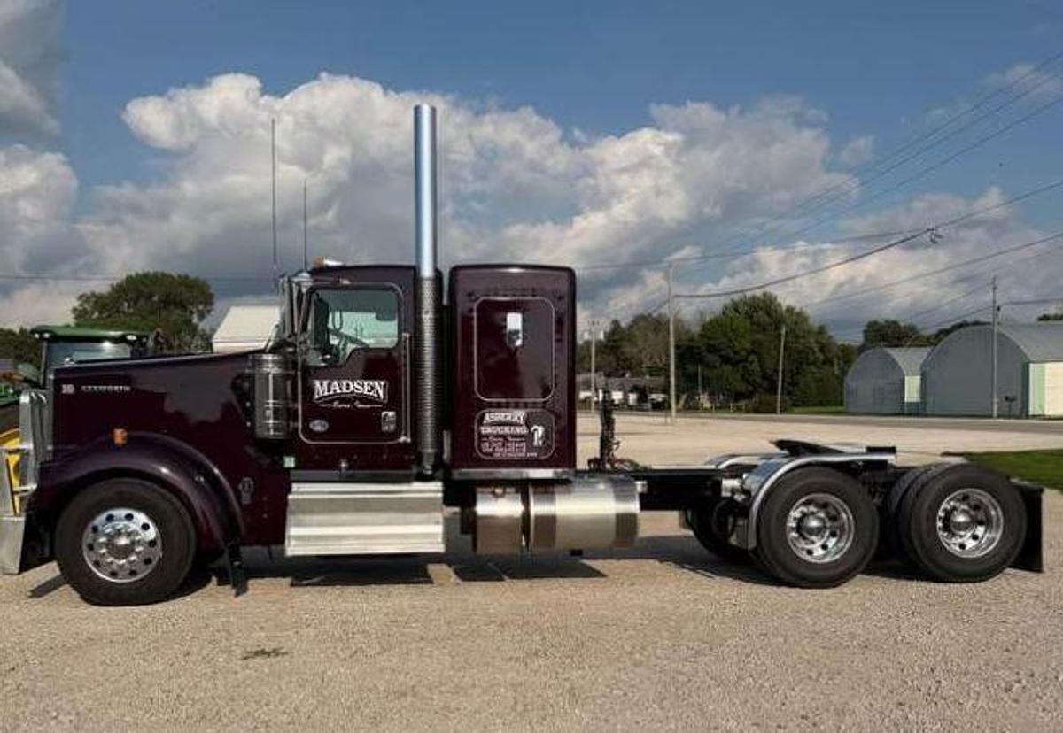 Used 2024 Kenworth W900