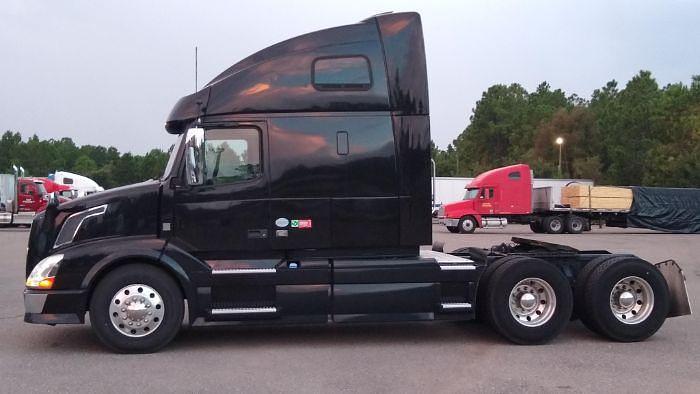 Used 2013 Volvo Sleeper Truck