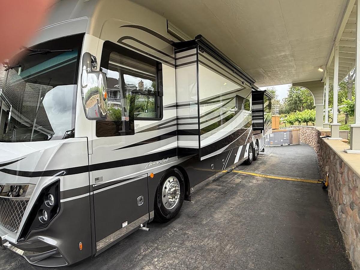 Used 2022 American Coach American Dream 39RK