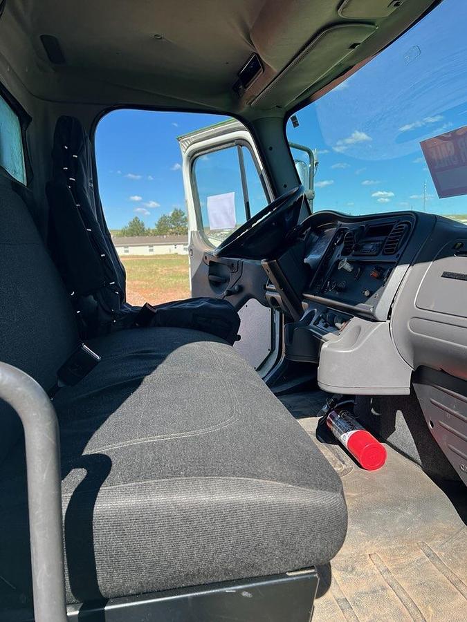 Used 2009 Freightliner Business Class Box Truck