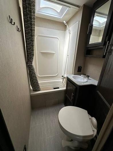 Used 2018 Dutchmen Kodiak Ultimate 240BHSL