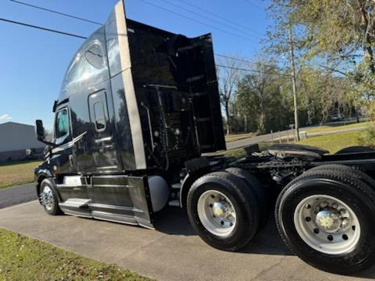 Used 2020 Freightliner Cascadia 125