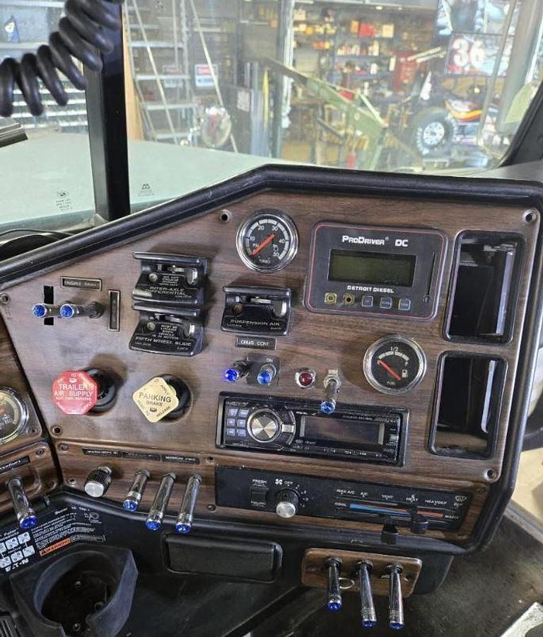 Used 1998 FREIGHTLINER FLD132 CLASSIC XL