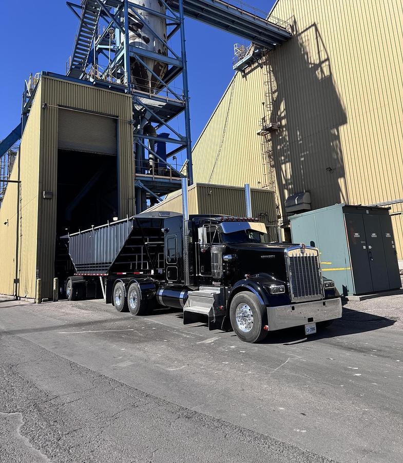 Used 2025 Kenworth W900 Sleeper Semi Truck 565 HP Cummins