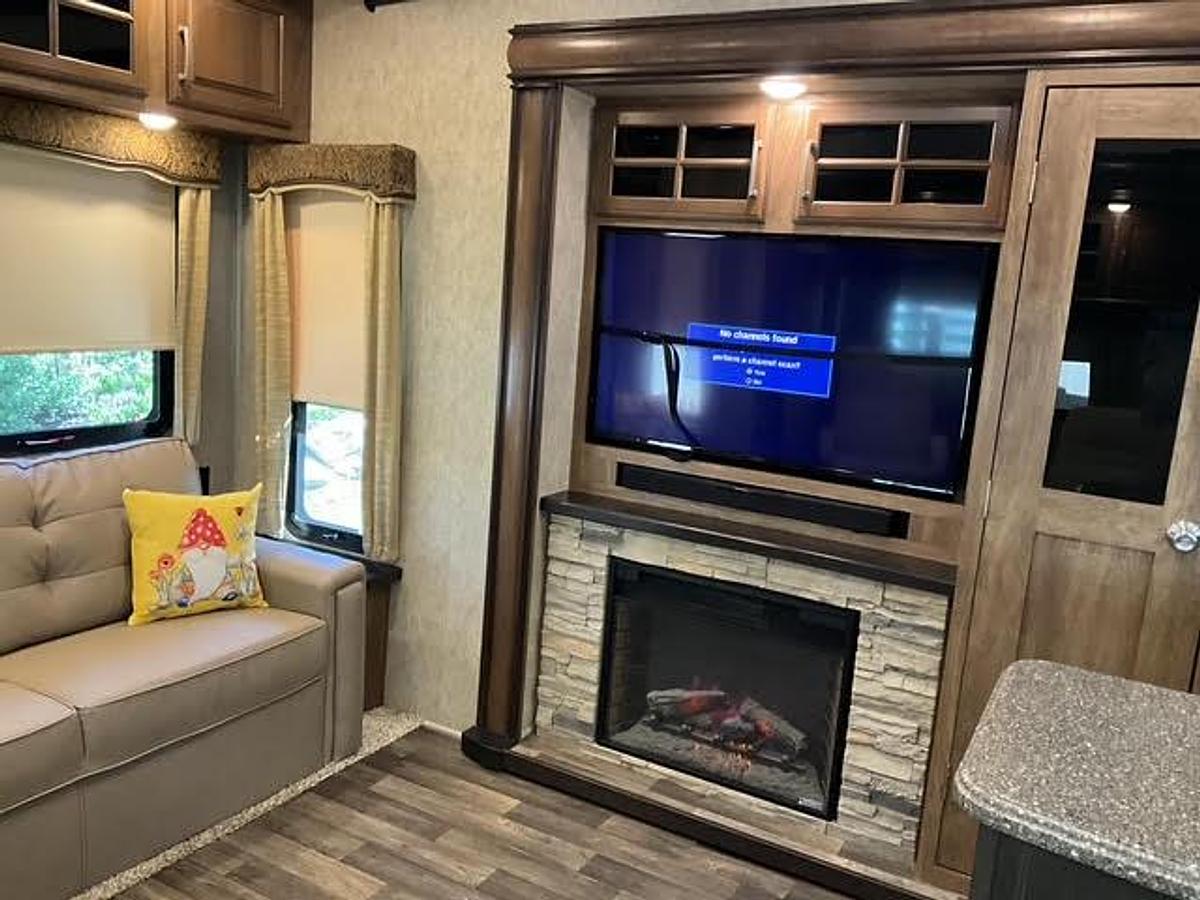 Used 2017 Keystone Montana 3721RL Fifth Wheel
