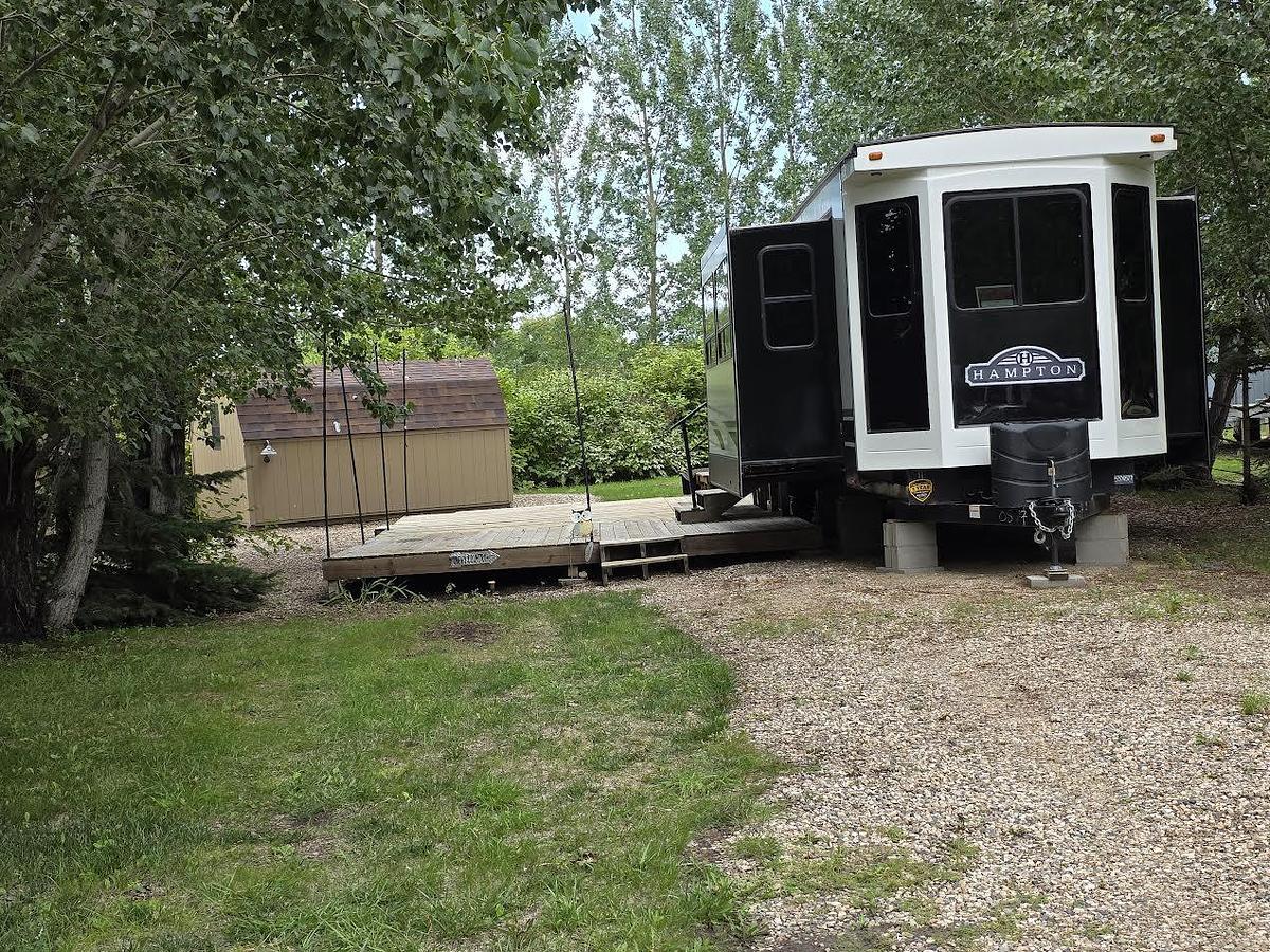 Used 2021 CrossRoads Hampton Destination 372FDB Park Model