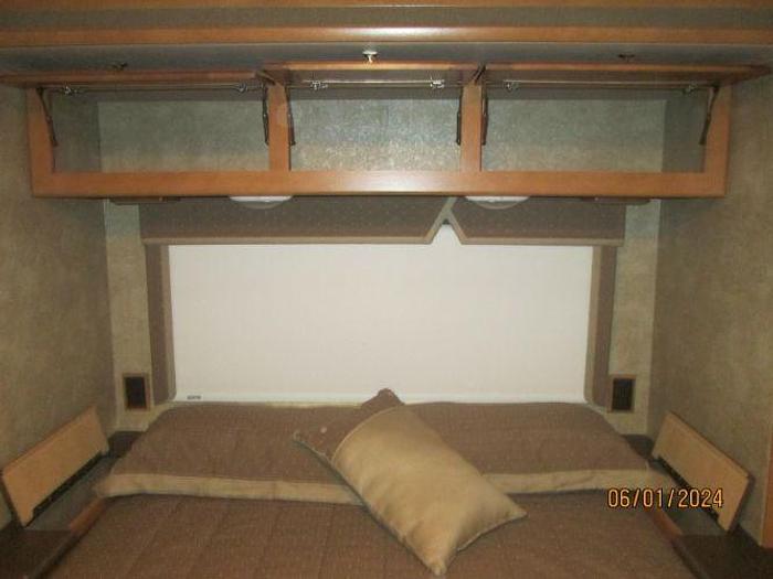 Used 2013 Winnebago Vista 30T