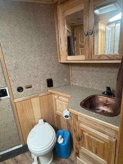 Used 2015 Sundowner Signature Series with Living Quarters