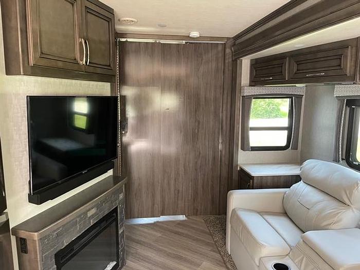 Used 2022 Holiday Rambler Vacationer 33C