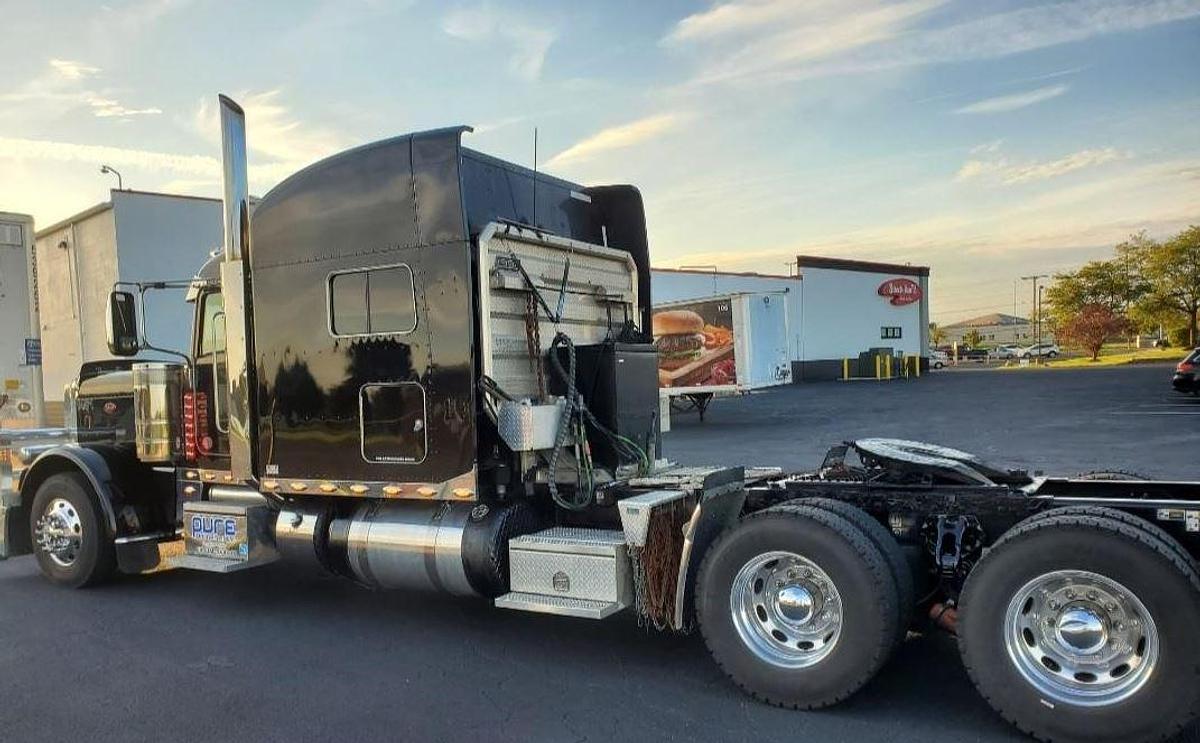 Used 2020 Peterbilt 389 Sleeper Semi Truck