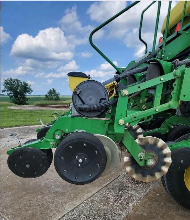 Used 2010 John Deere 1790 Planter