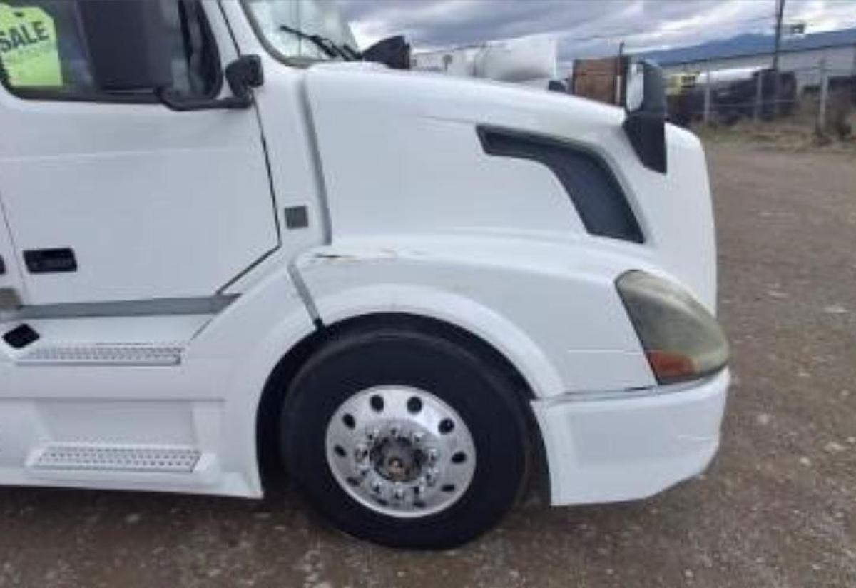 Used 2017 Volvo VNL64T670 Sleeper Semi Truck