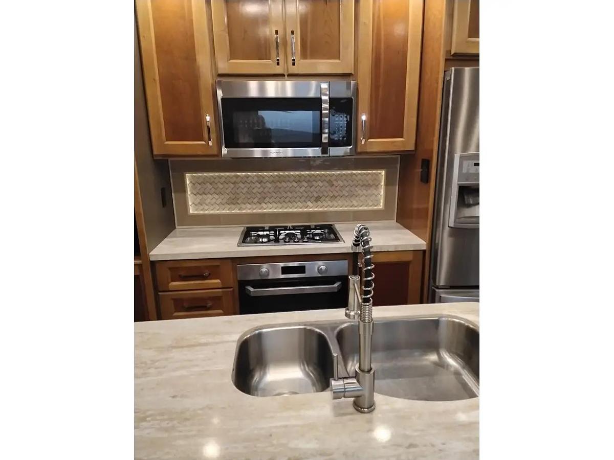 Used 2018 Vanleigh Beacon 39GBB Fifth Wheel