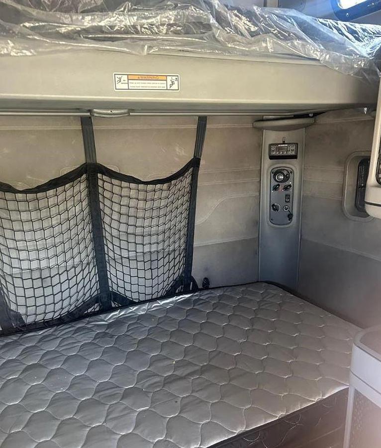 Used 2007 Freightliner Columbia 120 Semi Truck