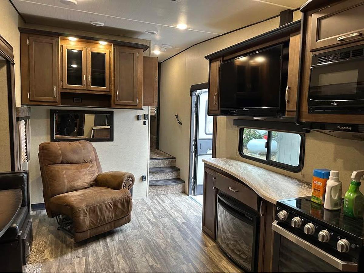 Used 2018 Grand Design Reflection 290BH Fifth Wheel