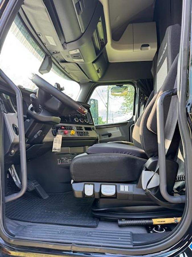 Used 2020 Freightliner Cascadia 125