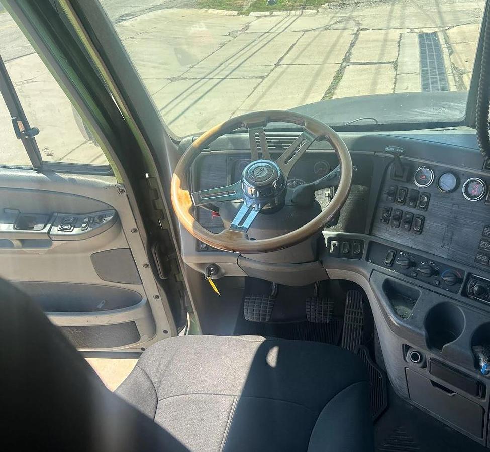 Used 2007 Freightliner Columbia 120 Semi Truck