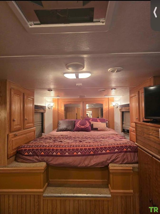Used 2005 Stratus 4-Horse Aluminum Living Quarters Trailer