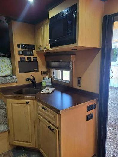 Used 2017 Elite Trailer Mfg Three Horse Gooseneck with Living Quarters