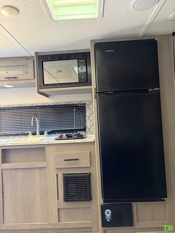 Used 2023 Dutchmen Coleman Lantern LT
