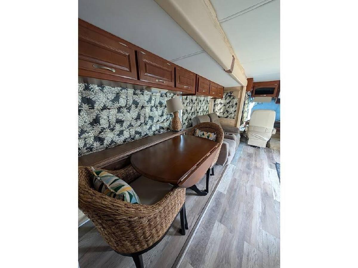 Used 2006 Fourwinds Hurricane 33H