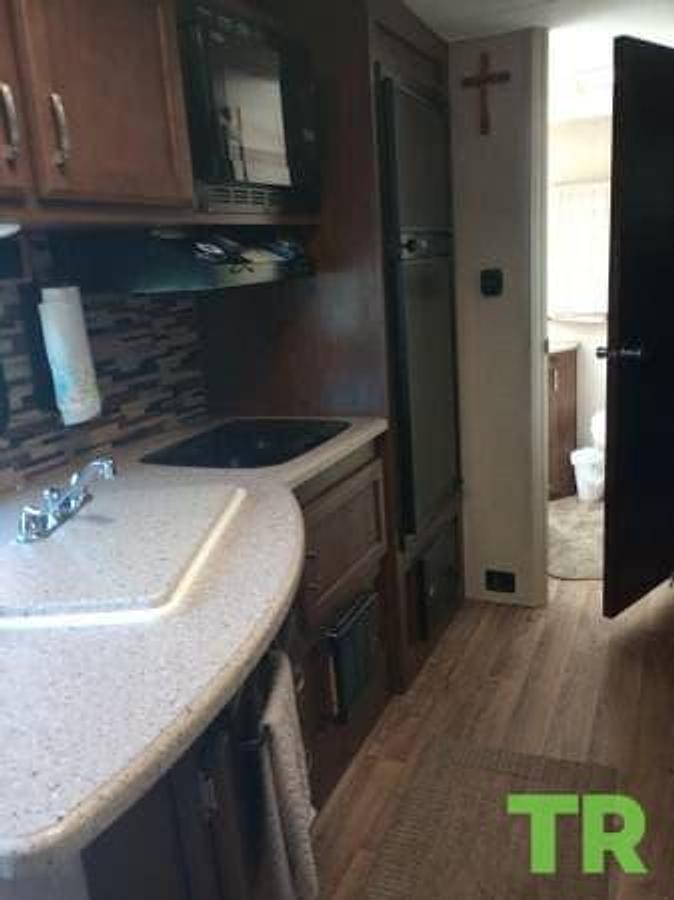 Used 2018 Venture Sonic 24' Travel Trailer – Sleeps 6 – Full Bathroom – Full-Length Awning – Excellent Condition