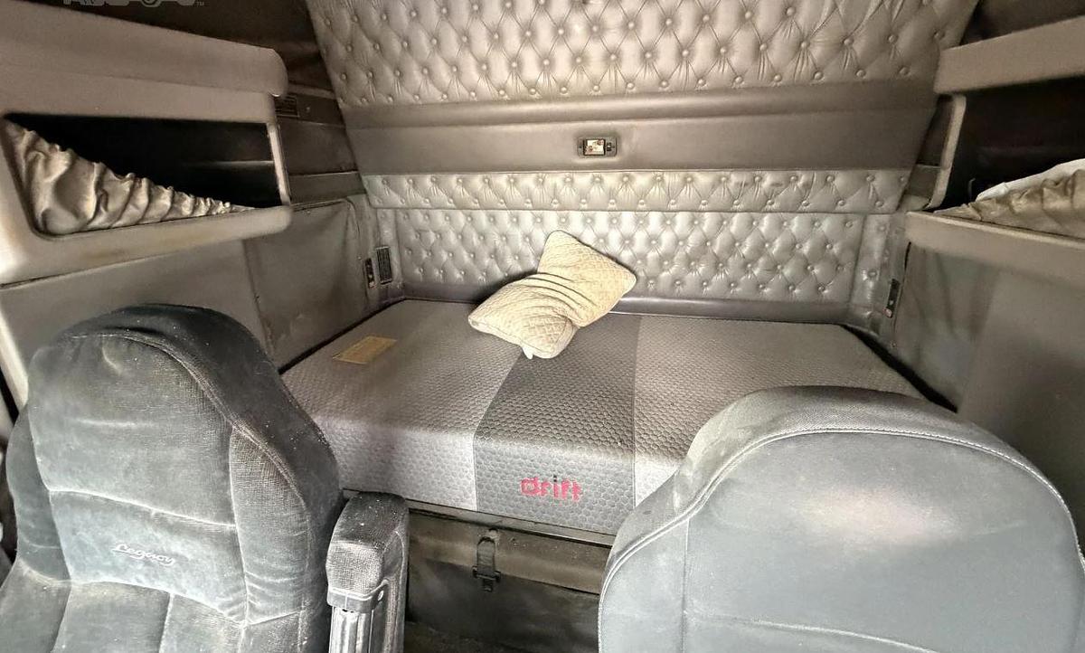 Used 2005 KENWORTH W900L Conventional Sleeper Semi Truck