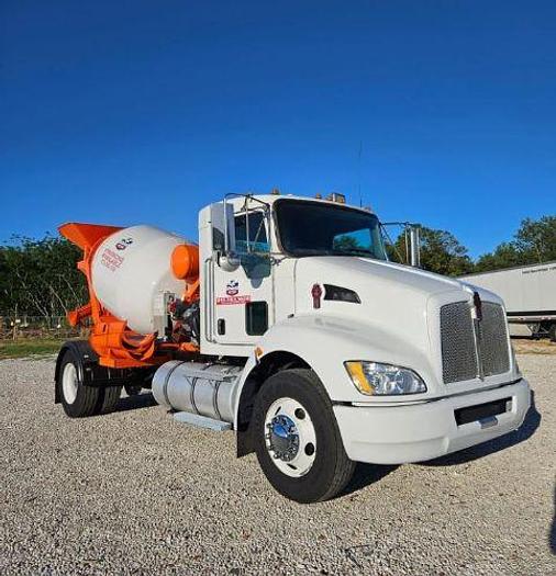 Used 2018 KENWORTH T300 Concrete Mixer Truck