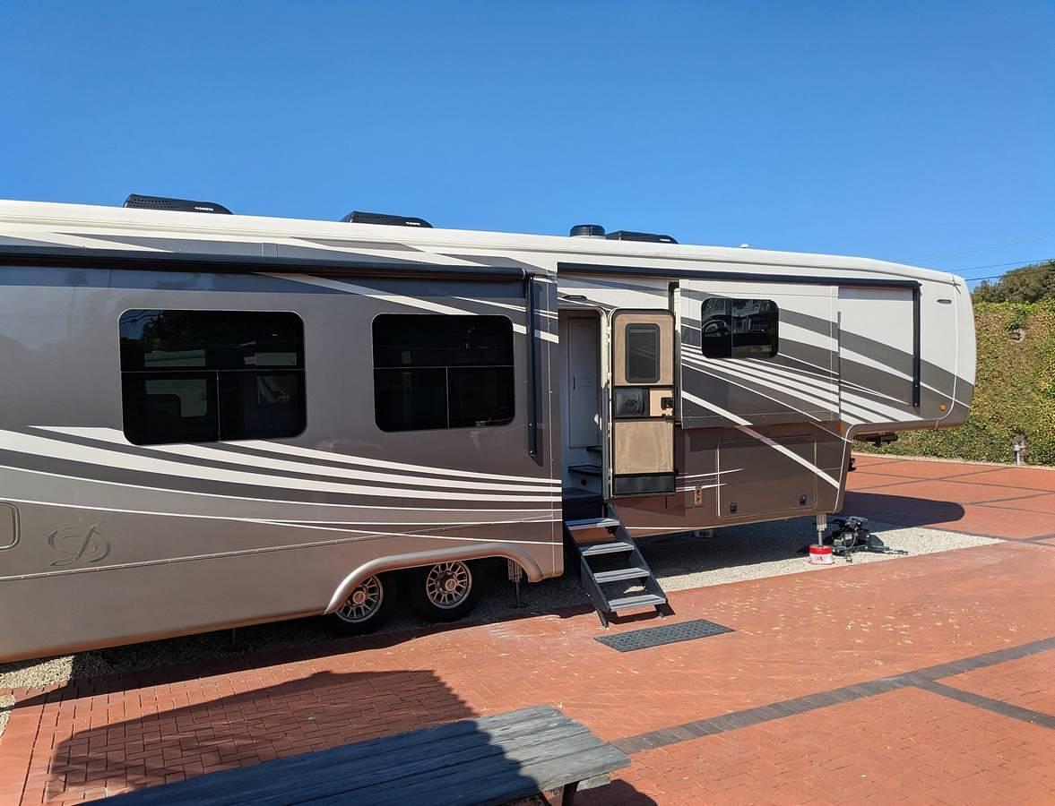 Used 2021 DRV Mobile Suites 41RKDB4