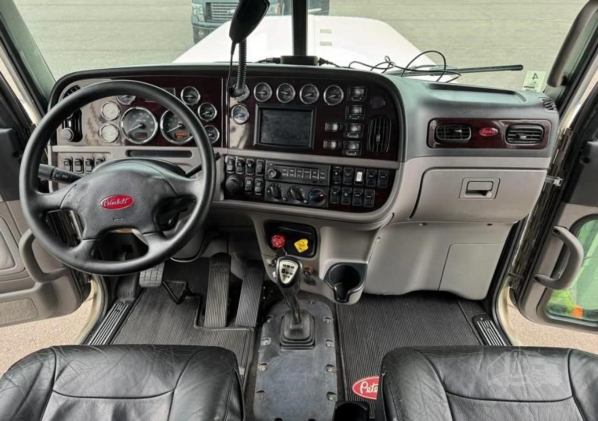 Used 2016 Peterbilt 389 Sleeper