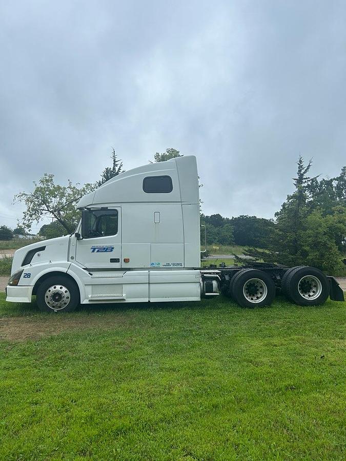 Used 2007 VOLVO VNL 670 Conventional Sleeper Semi