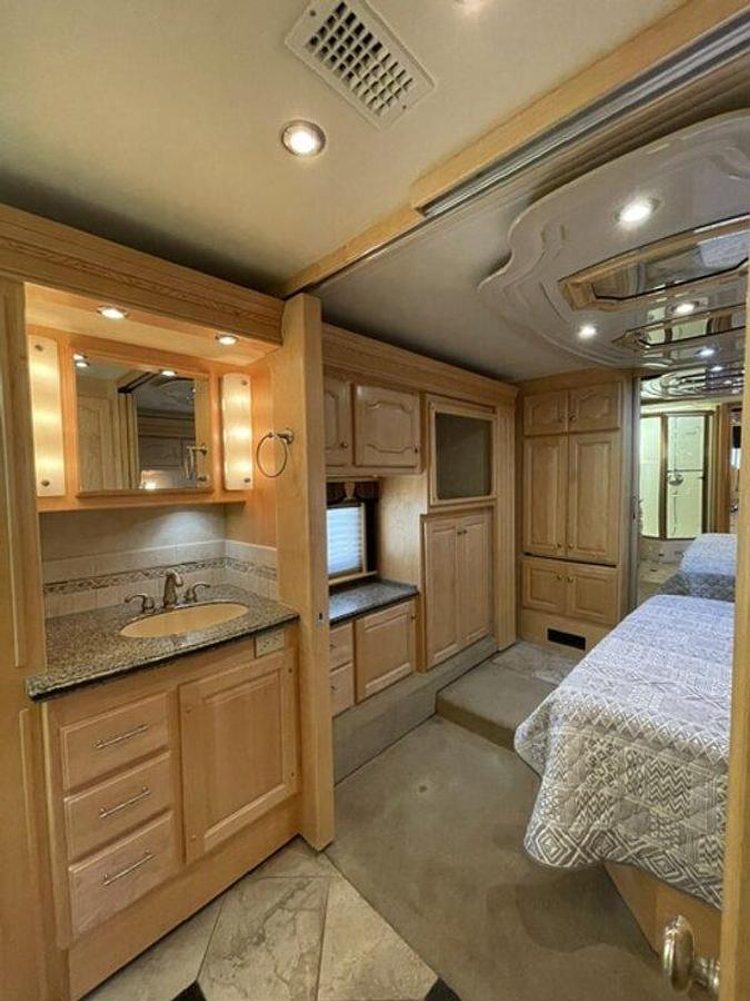 Used 2006 Country Coach Intrigue 530 Ovation