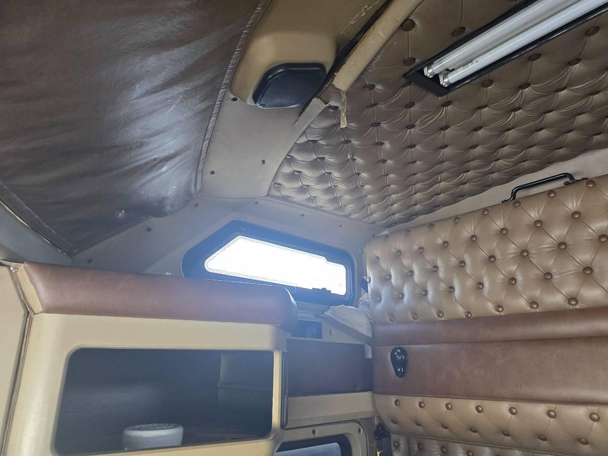 Used 2000 Kenworth W900 with 2015 53ft Utility Reefer Trailer