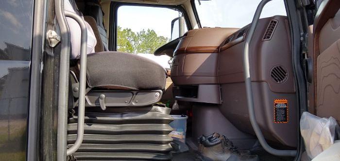 Used 2013 Volvo Sleeper Truck