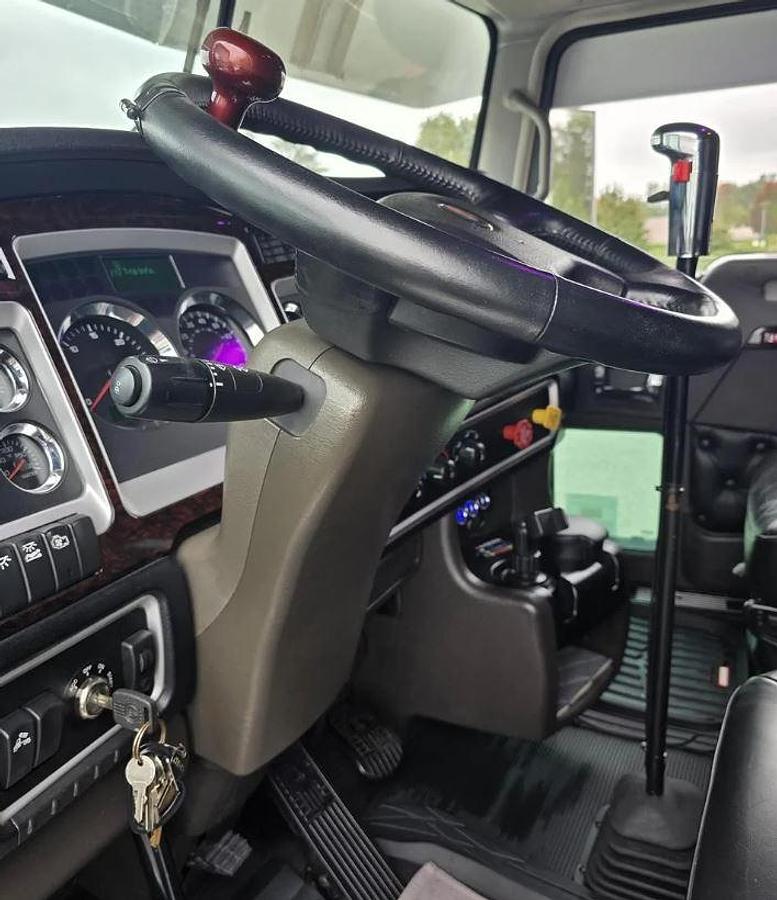 Used 2022 Kenworth W900l