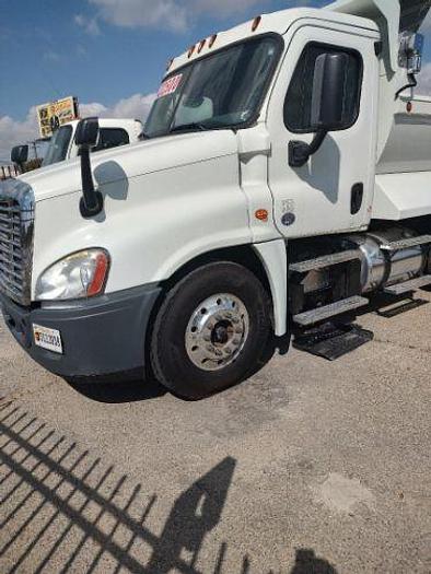 Used 2015 Freightliner Cascadia Super 10