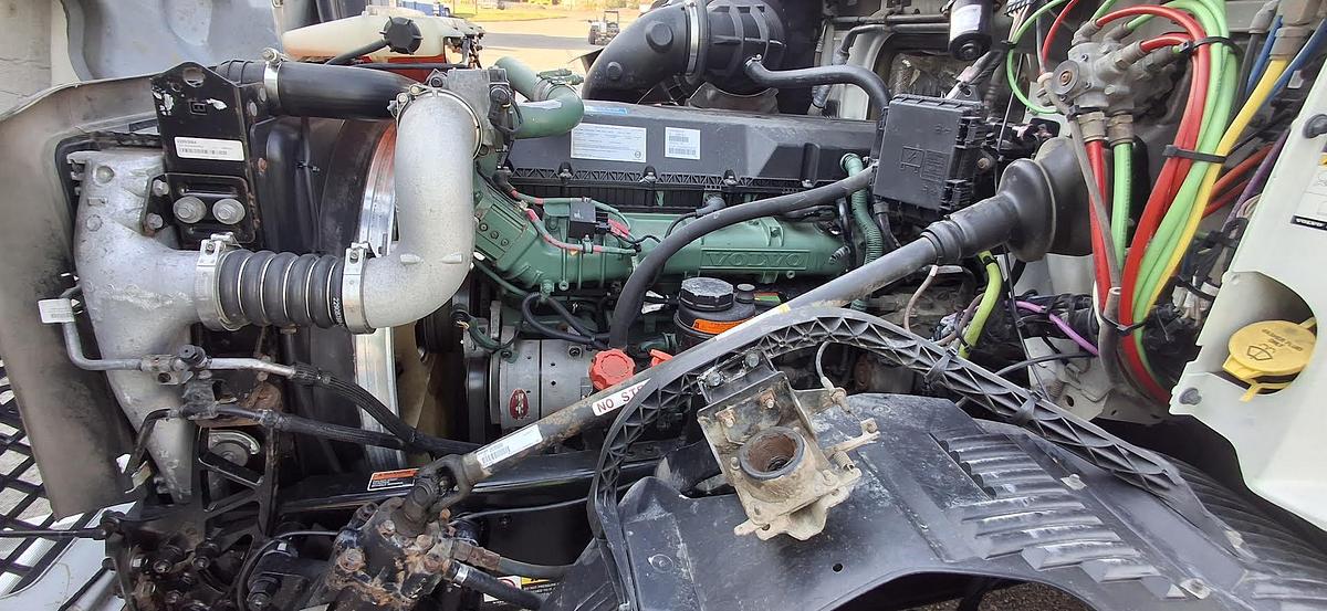 Used 2017 Volvo VNL64T670 Sleeper Semi Truck