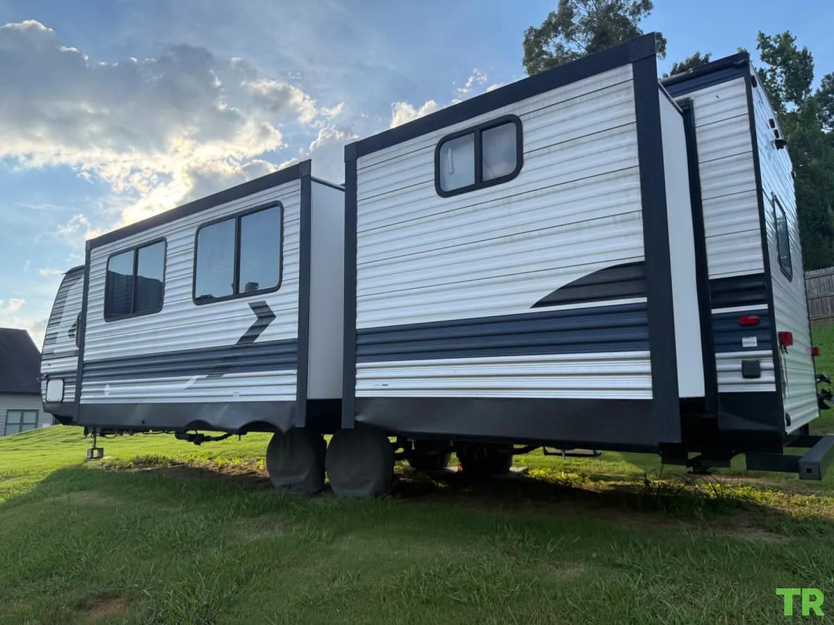 Used 2021 Crossroads Zinger 331BH