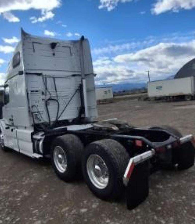 Used 2017 Volvo VNL64T670 Sleeper Semi Truck
