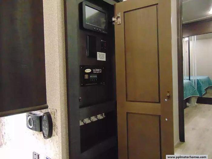 Used 2020 Cedar Creek Silverback 31IK