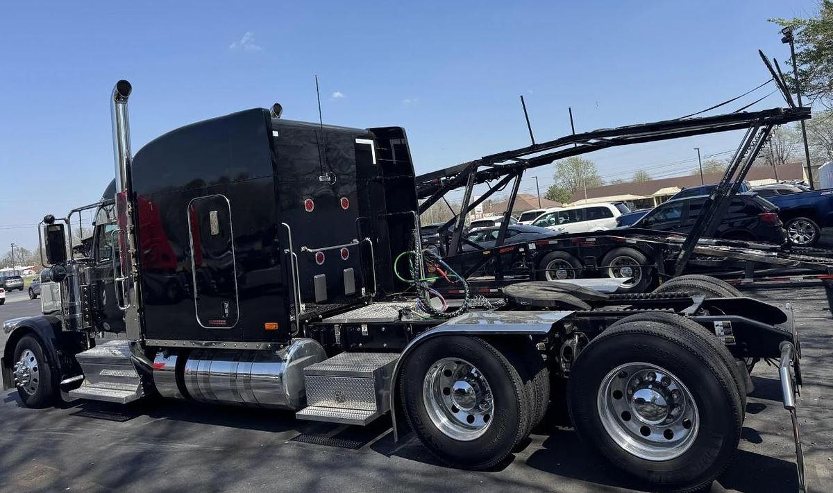 Used 2025 Peterbilt 589